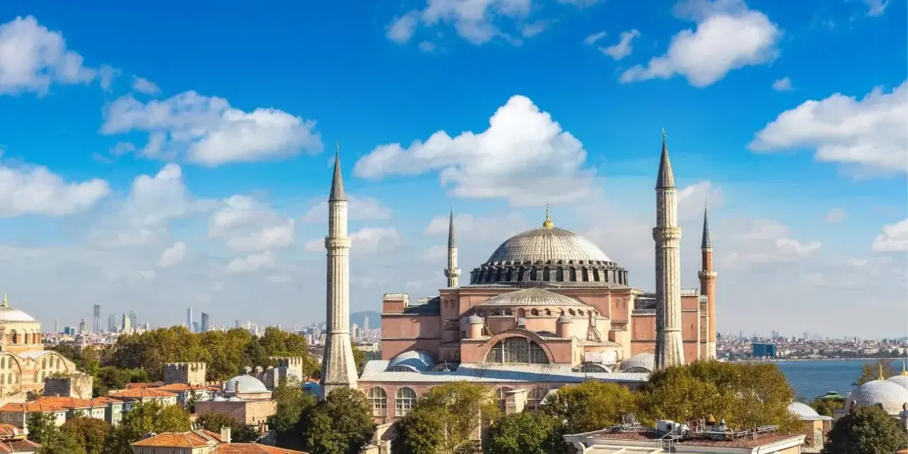 Majestatyczna Hagia Sophia, symbol europejskiej części Turcji, góruje nad Stambułem.