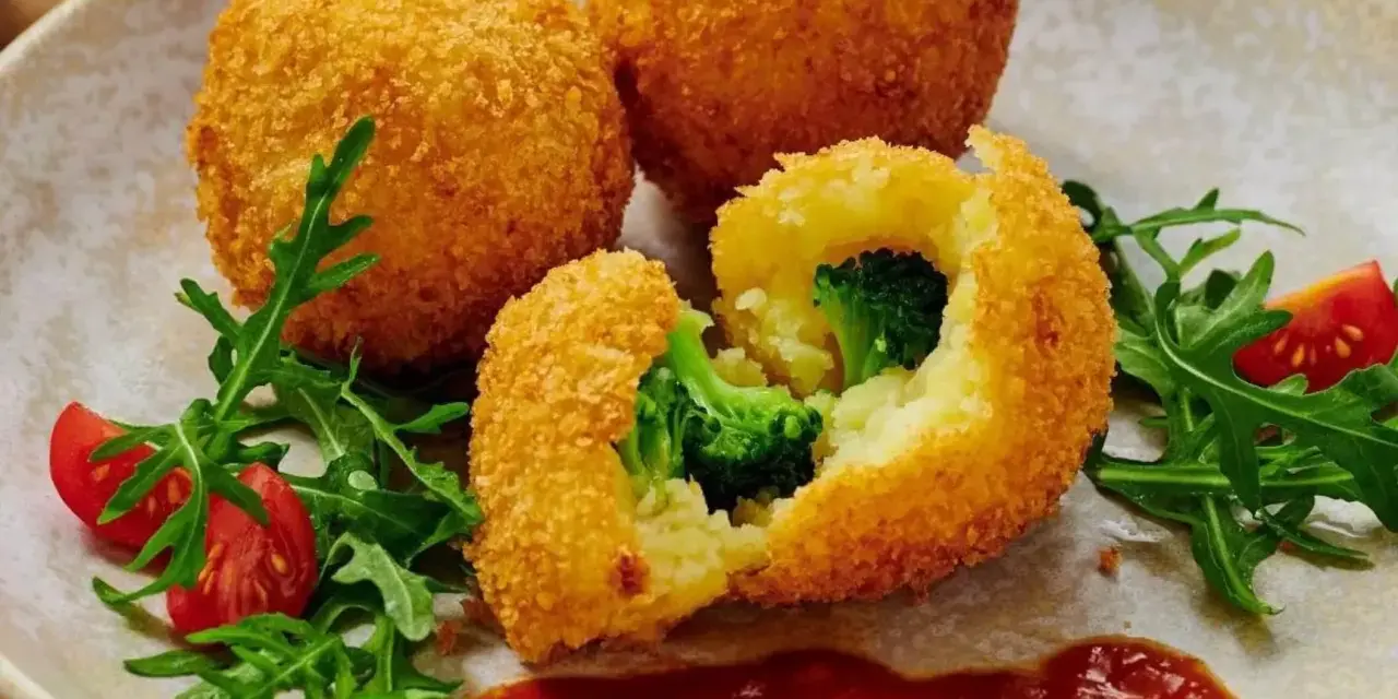 Chrupiące kulki ziemniaczane z brokułami w panierce panko. Pyszne, co to za danie?