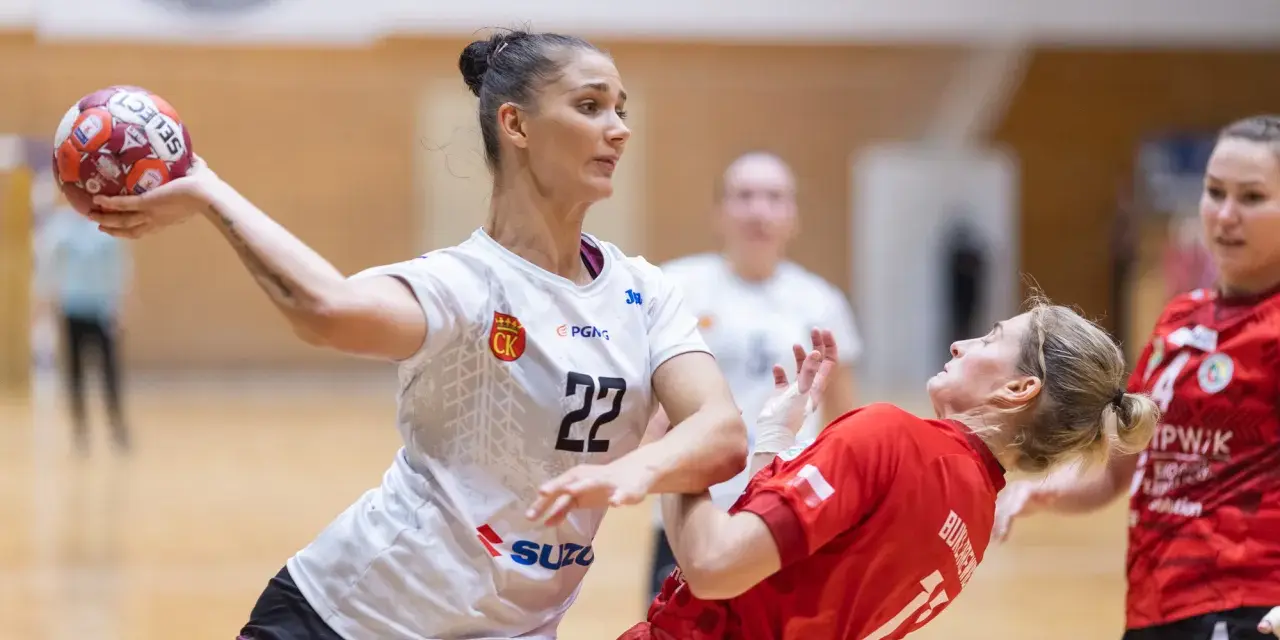 Piłkarka Suzuki Korona Handball Kielce rzuca piłkę. Rywalka w czerwonej koszulce próbuje ją zablokować.