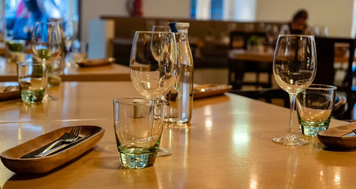 Gedeckter Tisch mit Gläsern und Besteck. Hier kann man entspannt glutenfrei essen und genießen.