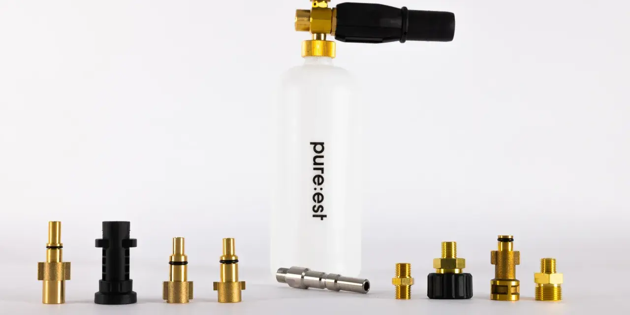 Ett Kärcher skummunstycke med tillbehör. Flaskan är märkt "pure:est".