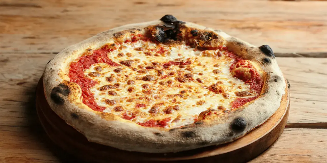 Pizza rossa co to? Odkryj jej składniki, historię i smak