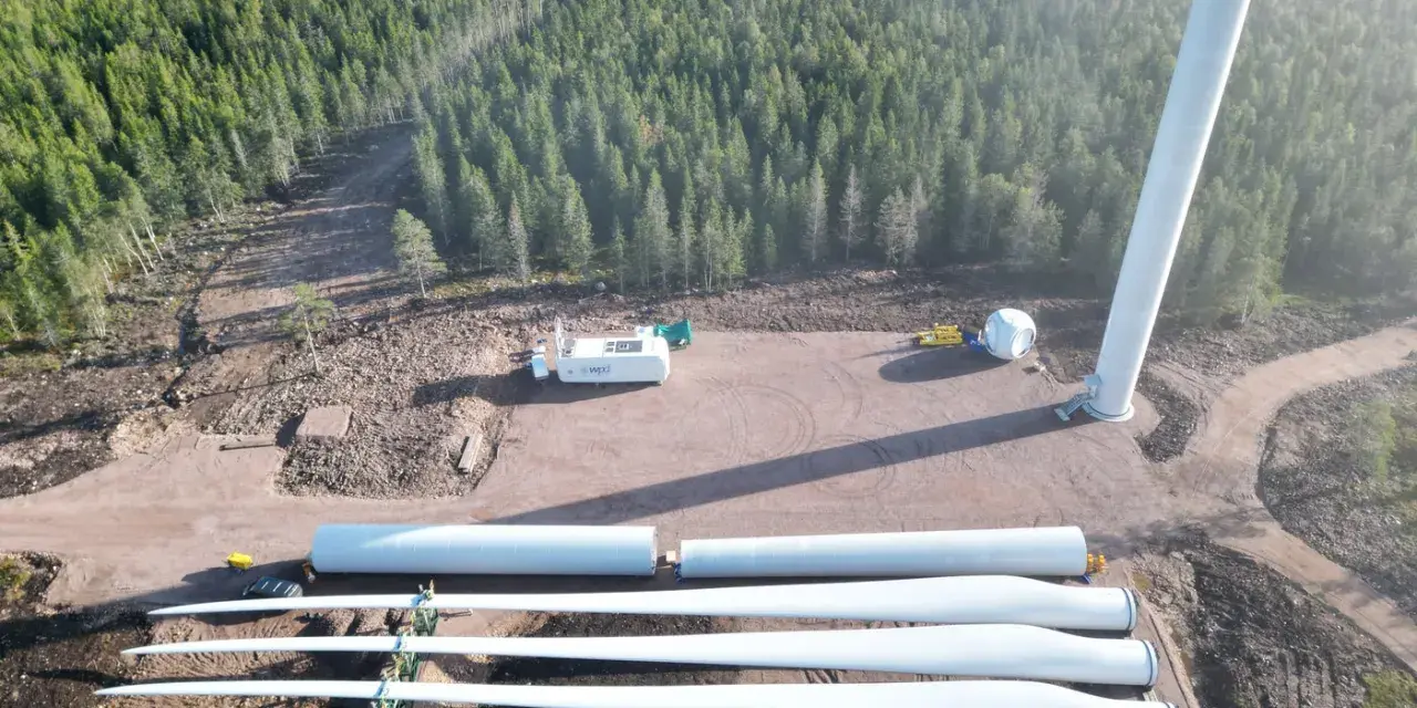 Vindkraftverkets delar ligger redo för montering i skogen. Snart är det dags att renovera vindkraftsparken och ge nytt liv åt energin.