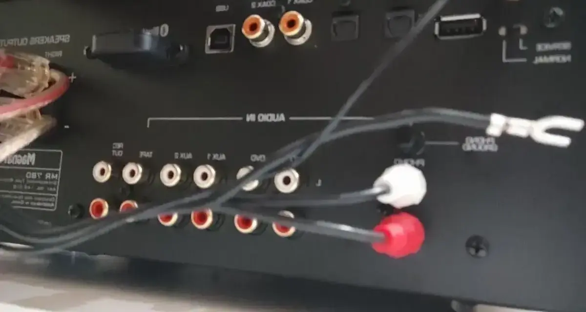 Złącza wzmacniacza, w tym wejścia RCA i USB. Podłączanie uziemienia gramofonu do zacisku GND zapewni czysty dźwięk.