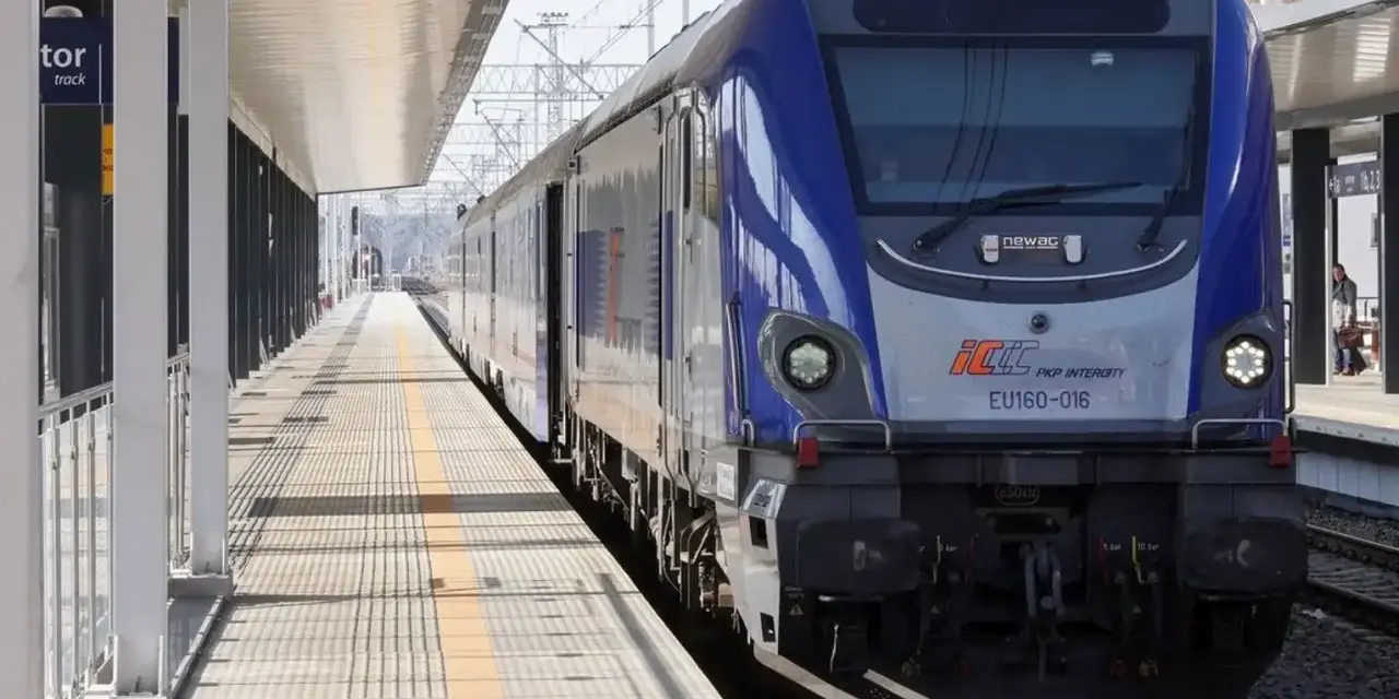 Nowoczesny pociąg PKP Intercity EU160-016 na peronie, gotowy do podróży z Warszawy do Łodzi.