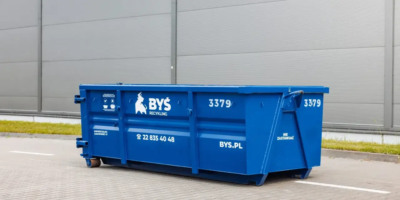 Potrzebujesz kontenera na śmieci? Zadzwoń pod numer 22 835 40 48 lub odwiedź BYS.PL. Duży, niebieski kontener BYŚ RECYKLING czeka na Twoje odpady.