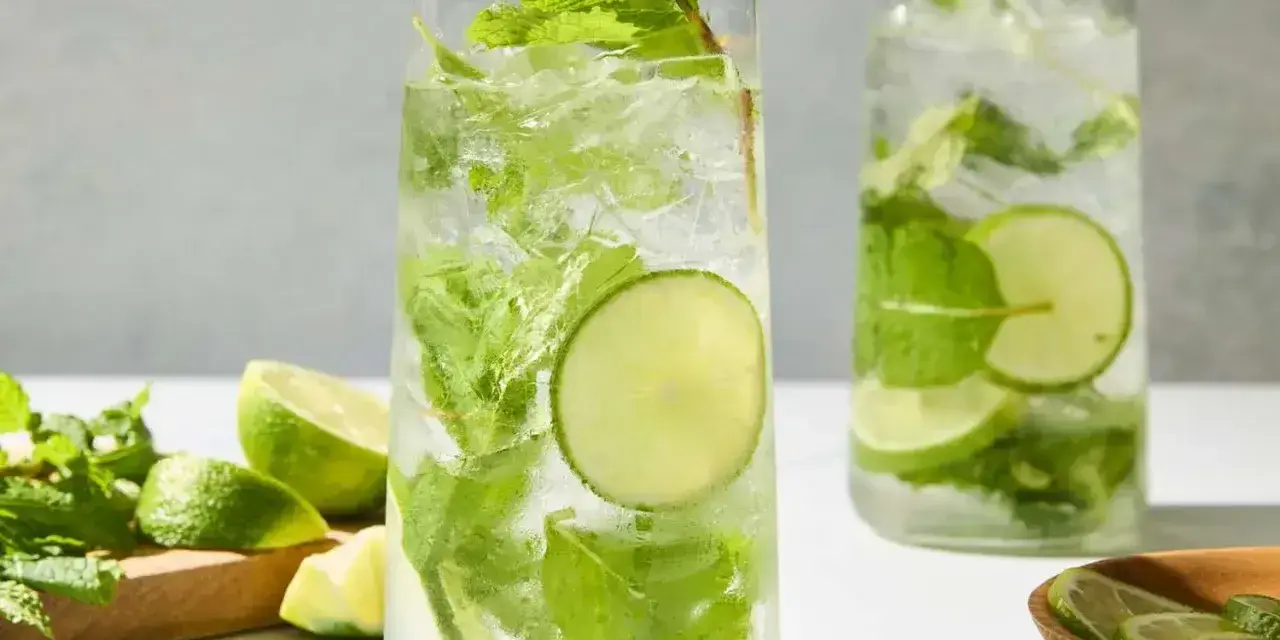 Orzeźwiający bacardi drink ze spritem, lodem, miętą i limonką. Idealny na upalne dni.
