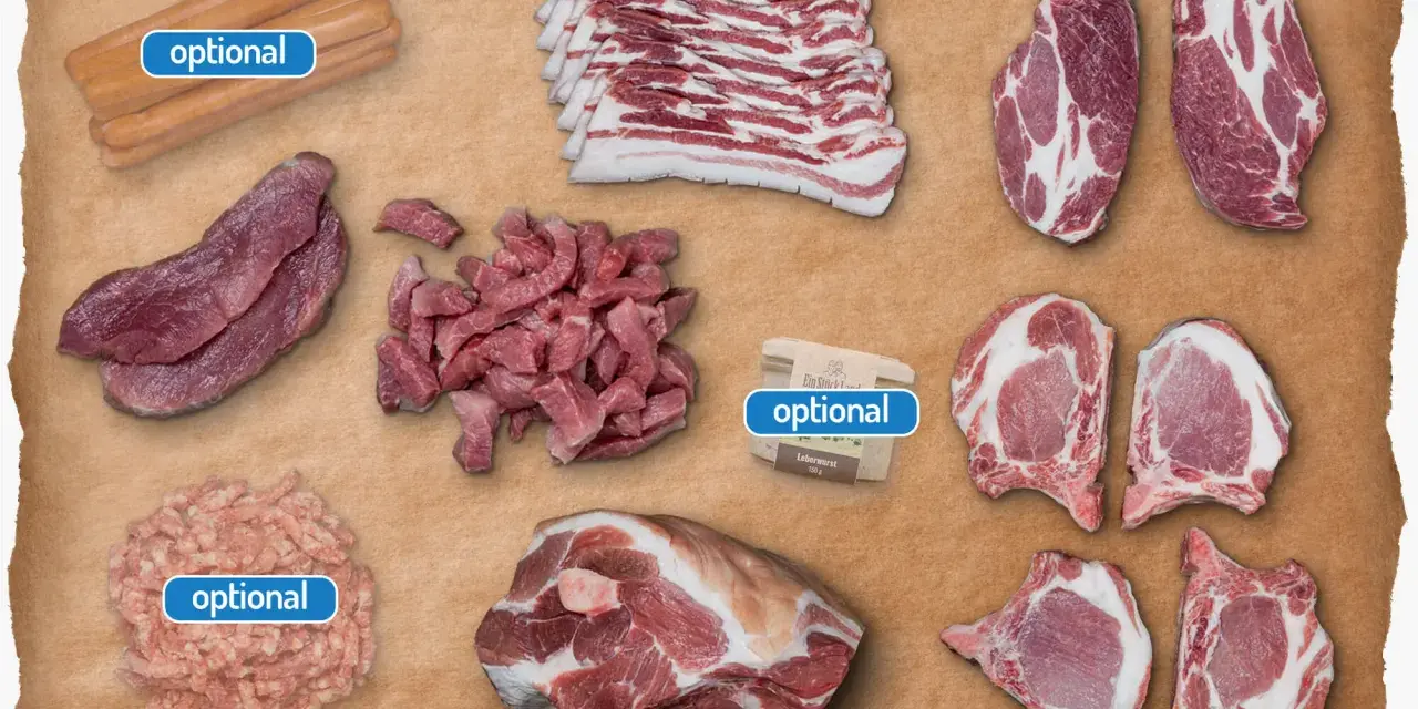 Verschiedene Fleischstücke, darunter Bratwürste, Speck, Rindersteaks und Schweinekoteletts. Der **Sattelschwein Geschmack** ist hier vielfältig zu erleben.