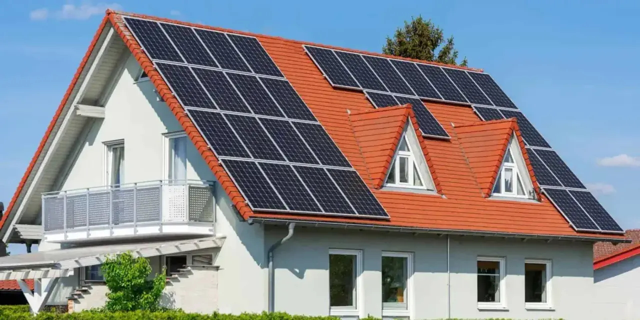 Dom z panelami fotowoltaicznymi na dachu. To przyszłość, czyli autokonsumpcja energii z fotowoltaiki.