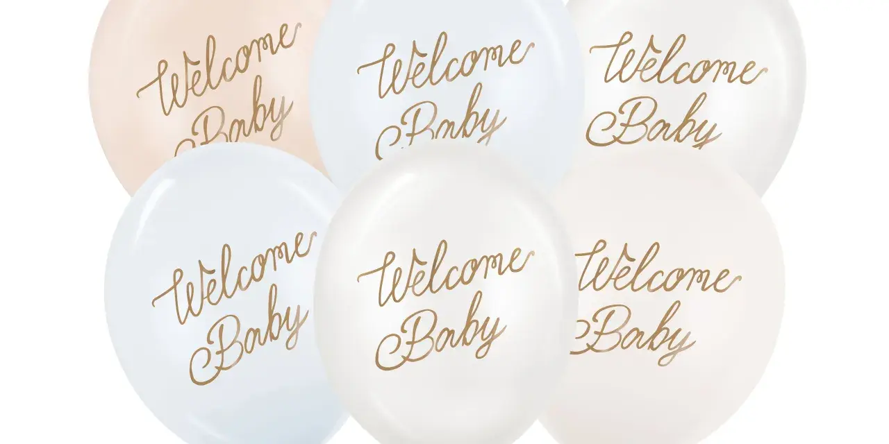 Sex ljusa ballonger med texten "Welcome Baby" i guld. Perfekta för att presentera askar med presenter till en nyfödd.