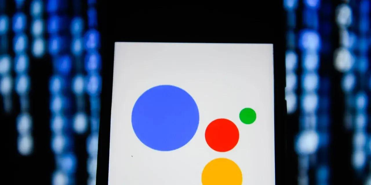 Smartphone-Display mit Google Assistant Logo. Anleitung zum google assistant deaktivieren.