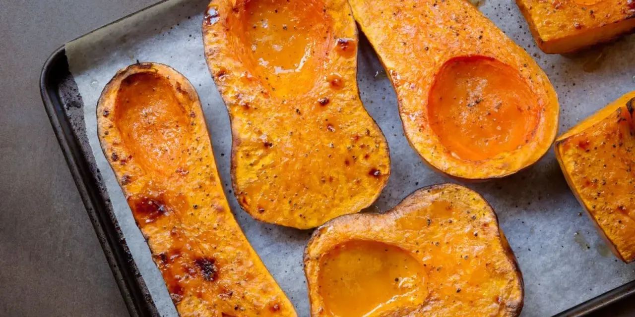 Mitades de calabaza asada, doradas y jugosas, listas para convertirse en un delicioso puré de calabaza.