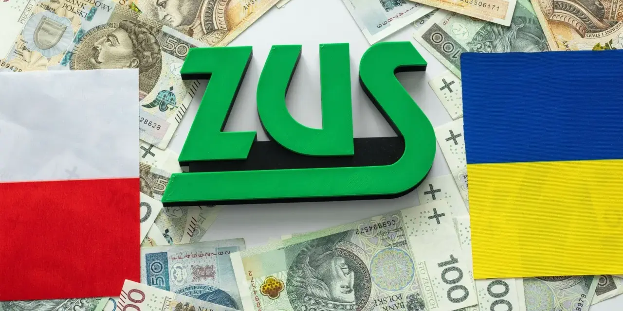 ZUS, polskie i ukraińskie flagi, banknoty. Temat: emerytura dla ukraińców.