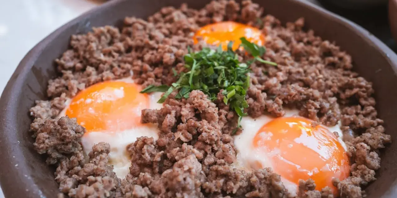 Mielone mięso z jajkami sadzonymi i ziołami. Idealne na dietę braci rodzeń, sycące i pełne białka.
