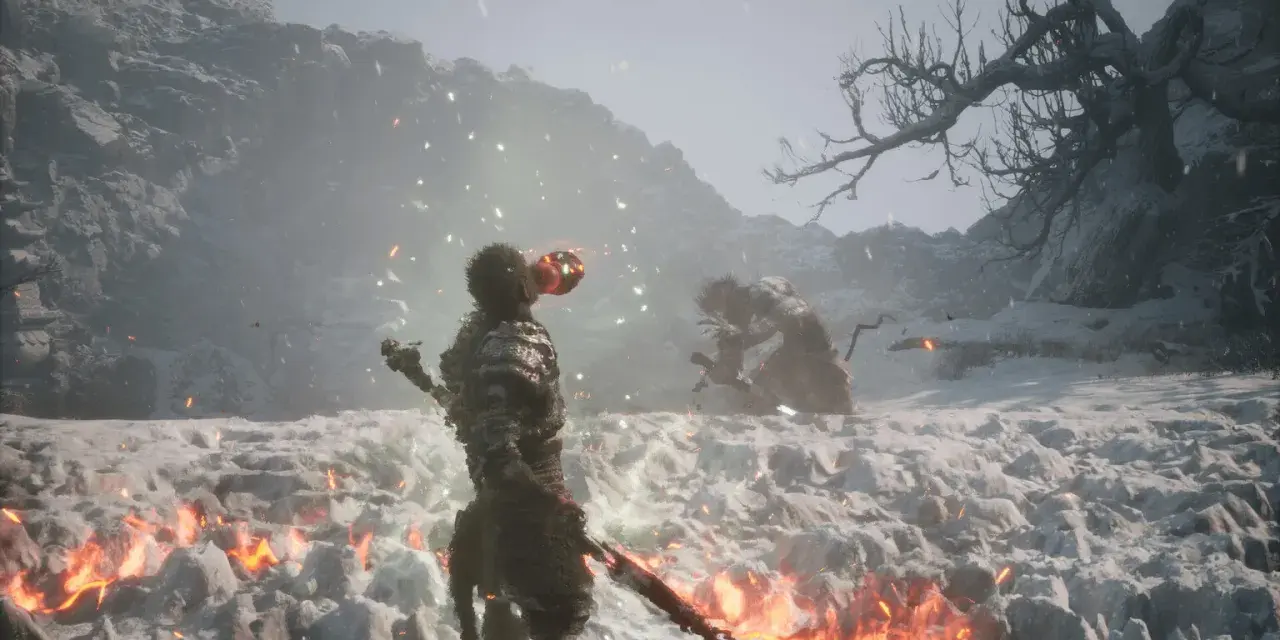 Enemigo en la nieve, con Wukong de Black Myth preparándose para atacar.