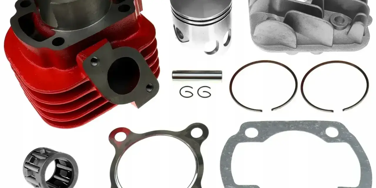 Zestaw do tuningu skutera 2t: czerwony cylinder, tłok, głowica, pierścienie, sworzeń, łożysko i uszczelki.