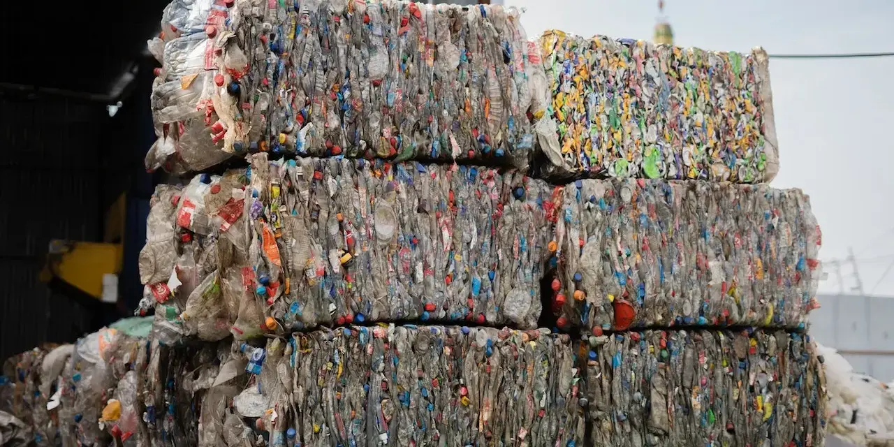 Skompresowane kostki plastikowych butelek w sortowni odpadów.