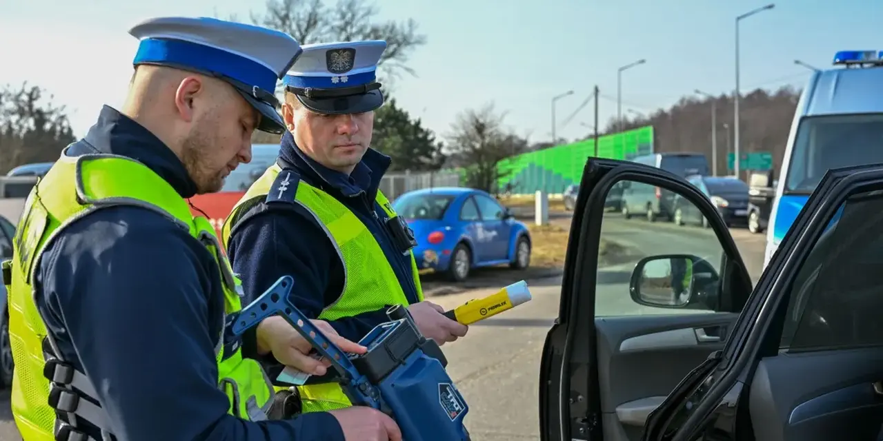 Policjanci z Lubuskiej Policji kontrolują prędkość. Zastanawiasz się, ile czasu ma policja na skierowanie sprawy do sądu po wykroczeniu?