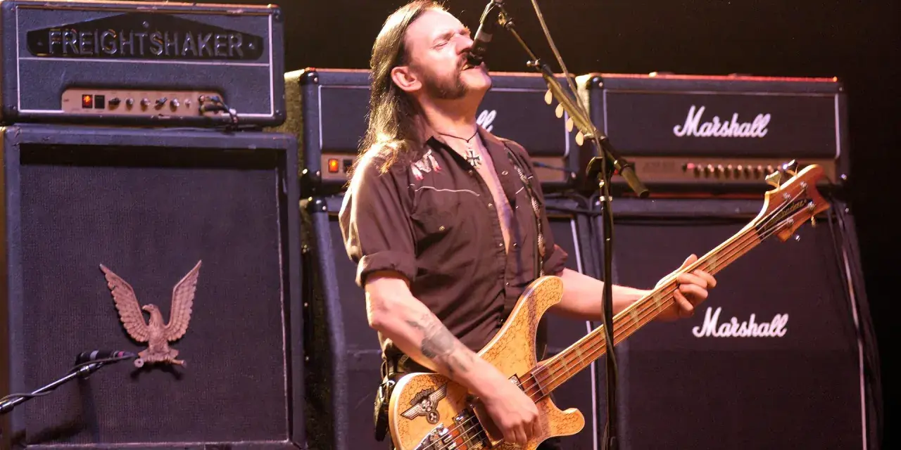 Lemmy Kilmister, geboren in den 1940ern, rockt die Bühne mit seiner Bassgitarre vor Marshall-Verstärkern.