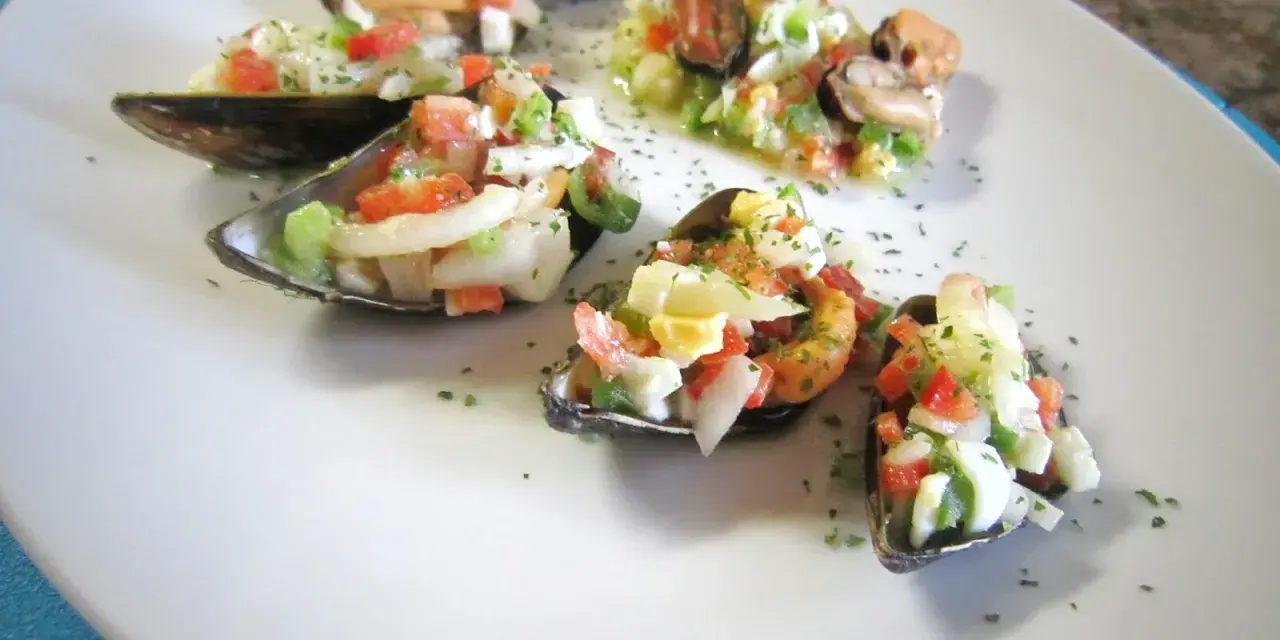 Mejillones a la vinagreta, una delicia fresca con tomate, cebolla y huevo picado.