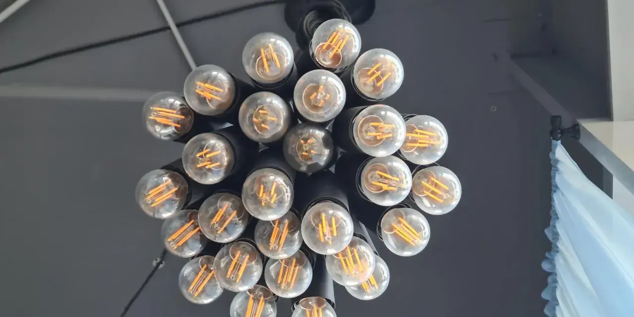 Nowoczesny żyrandol z 6 żarówkami LED. Dowiedz się, jak podłączyć żyrandol na 6 żarówek, by stworzyć stylowe oświetlenie.