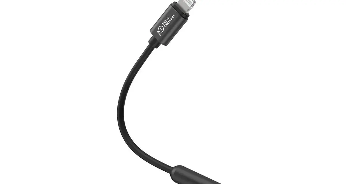 Svart adapter med Lightning-kontakt i ena änden och 3,5 mm hörlursuttag i andra. Perfekt för din lightning till usb-c adapter.