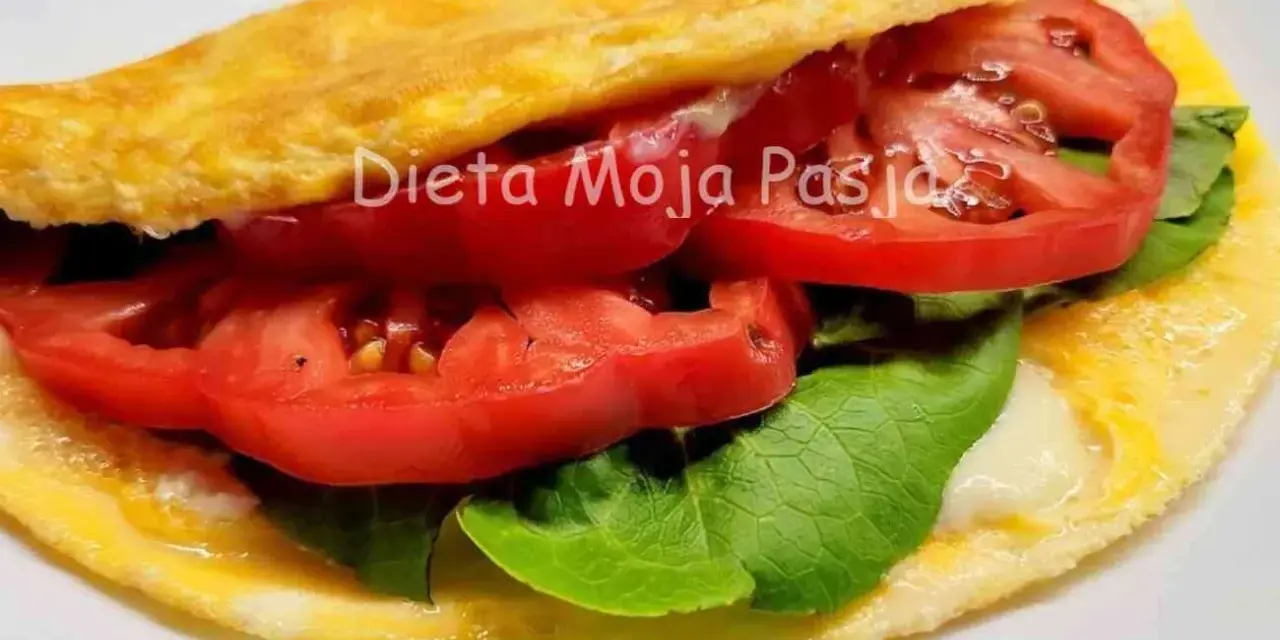 Omlet bez ubijania z pomidorami i sałatą. Szybkie i zdrowe śniadanie.