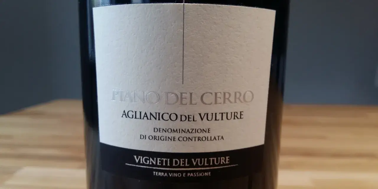 Butelka wina wytrawnego Aglianico del Vulture, Piano del Cerro. Włoskie wino z regionu Vulture.