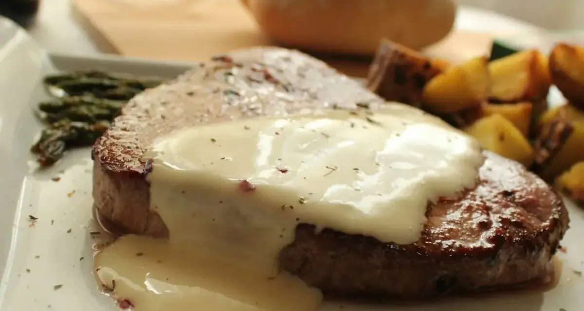 Jugosa ternera en salsa cremosa, acompañada de espárragos y patatas asadas. Un plato principal delicioso.