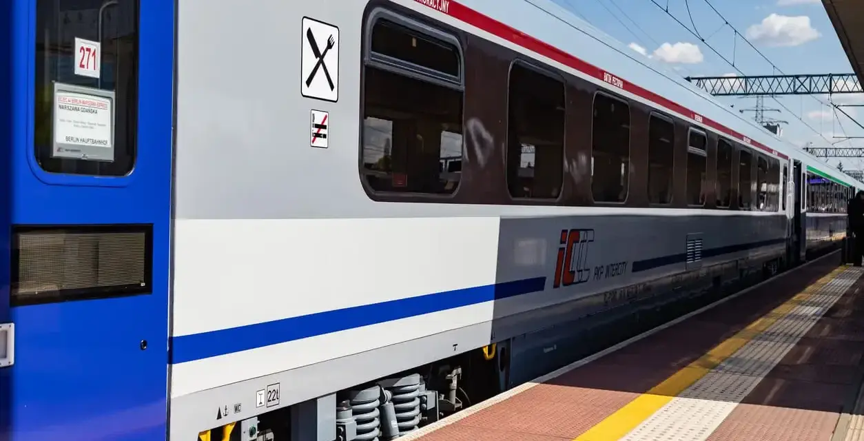 Wagon restauracyjny PKP Intercity z ikonami widelca i noża oraz zakazem palenia.