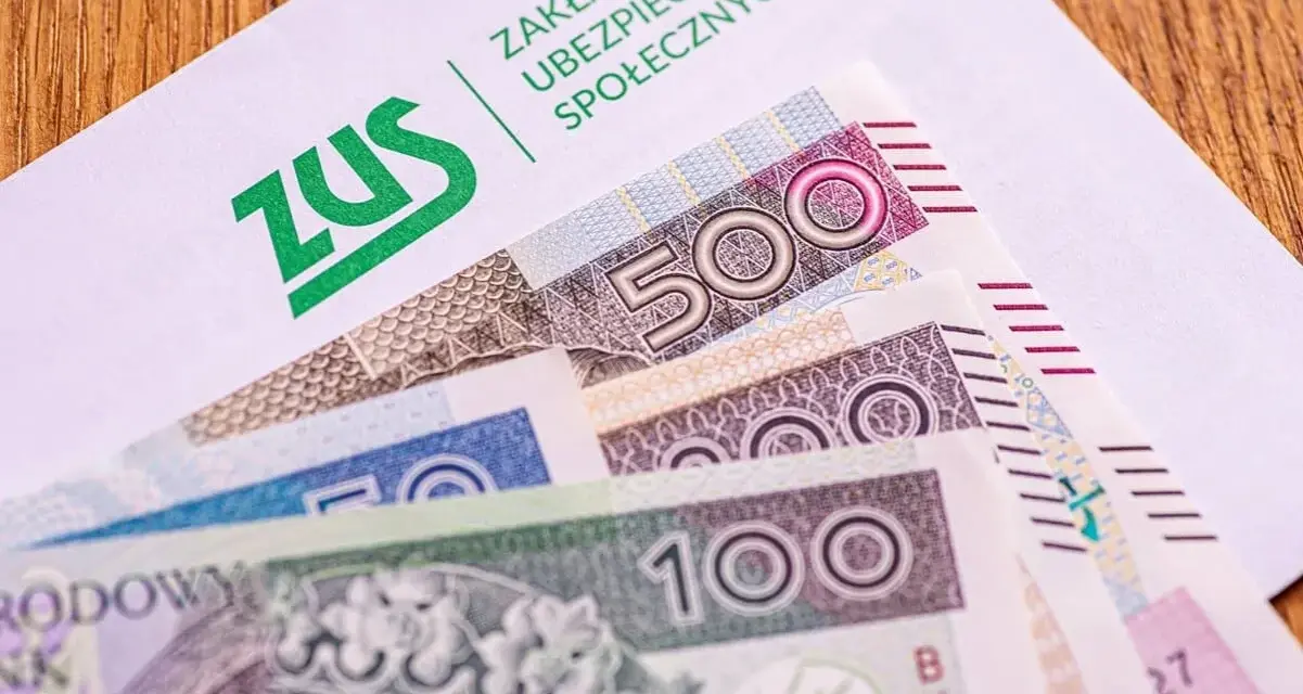 Kiedy trzynasta emerytura, ZUS przekazuje pieniądze. Widoczne banknoty 100, 200 i 500 zł.