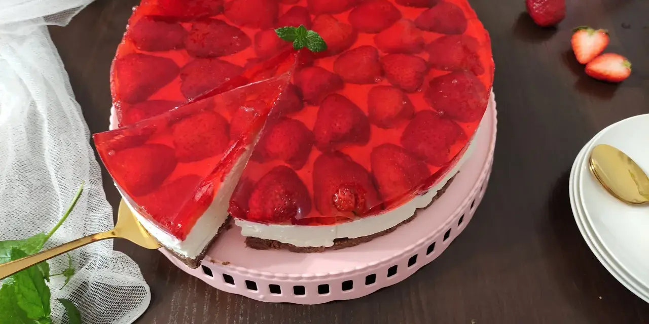 Najdelikatniejszy sernik z mascarpone na zimno, udekorowany truskawkami w galaretce. Idealny na letnie popołudnie.