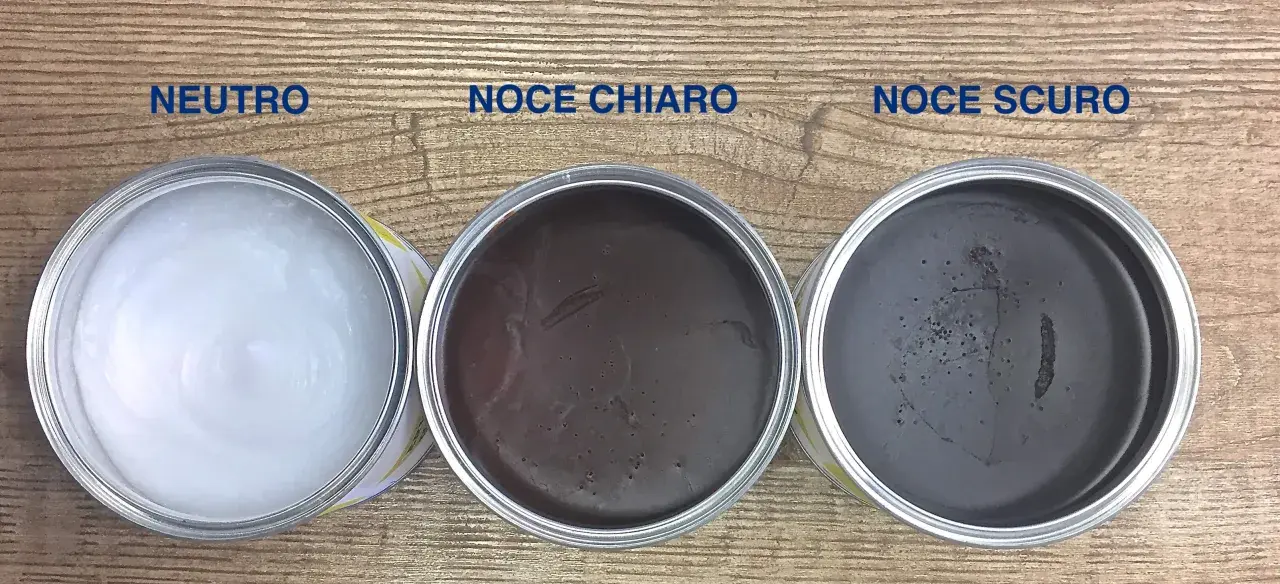 Tre barattoli di cera d'api per legno: neutra, noce chiaro e noce scuro, pronti per dare nuova vita ai tuoi mobili.