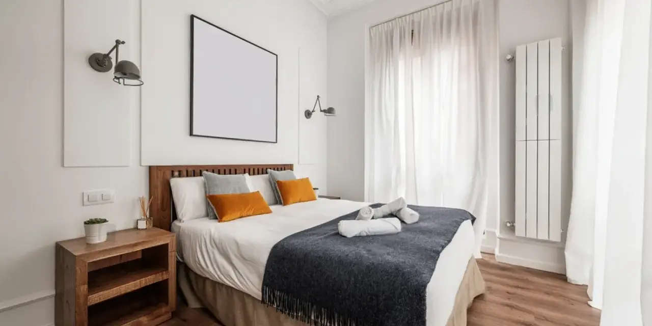 Chambre lumineuse avec lit douillet, parfaite pour une clause habitation bourgeoise Airbnb. Décoration moderne et épurée.