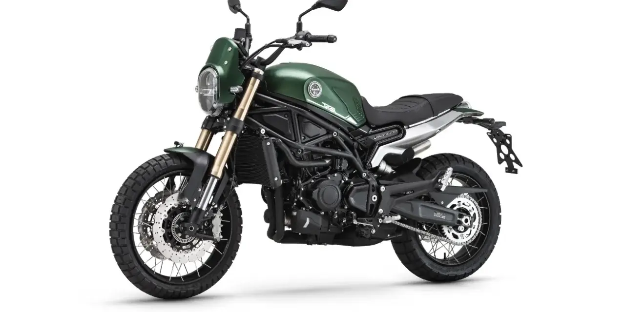 Zielony motocykl Benelli Leoncino 800 Trail z oponami terenowymi, gotowy na przygodę.