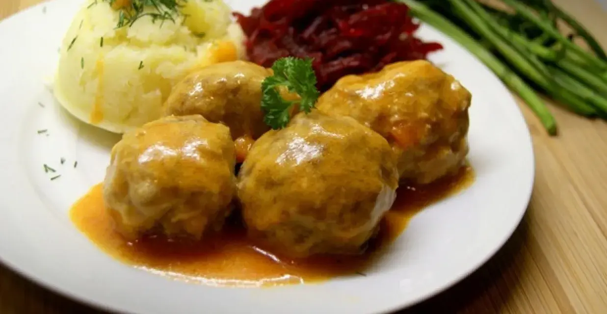 Pyszne pulpety w sosie pomidorowym, podane z puree ziemniaczanym i buraczkami.