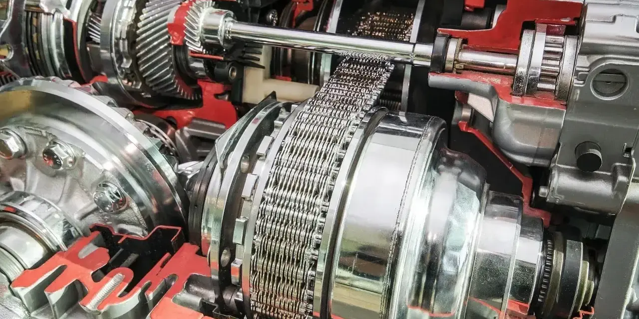 Przekładnia bezstopniowa z widocznym łańcuchem i elementami mechanicznymi.