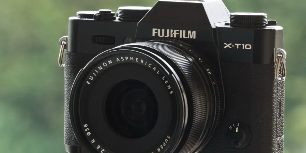Czarny aparat Fujifilm X-T10 z obiektywem. Funkcja focus peaking pomaga ustawić ostrość.