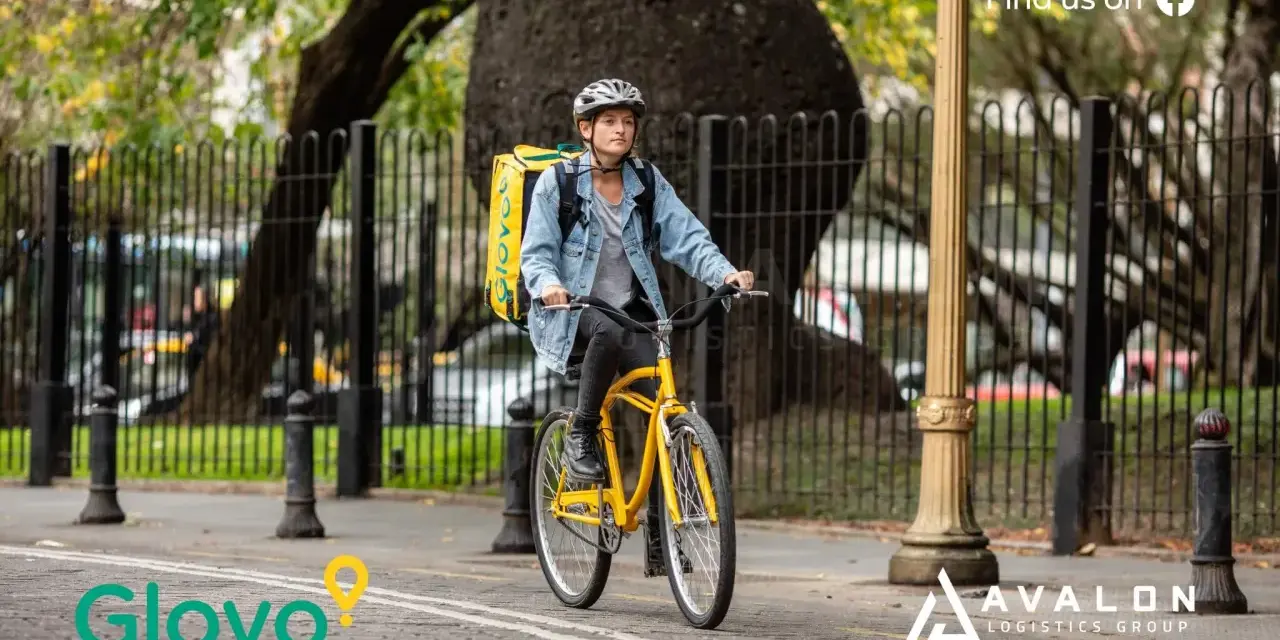 Kurier Glovo na rowerze z żółtą torbą. Dowiedz się, glovo co to jest - szybka dostawa jedzenia i nie tylko!