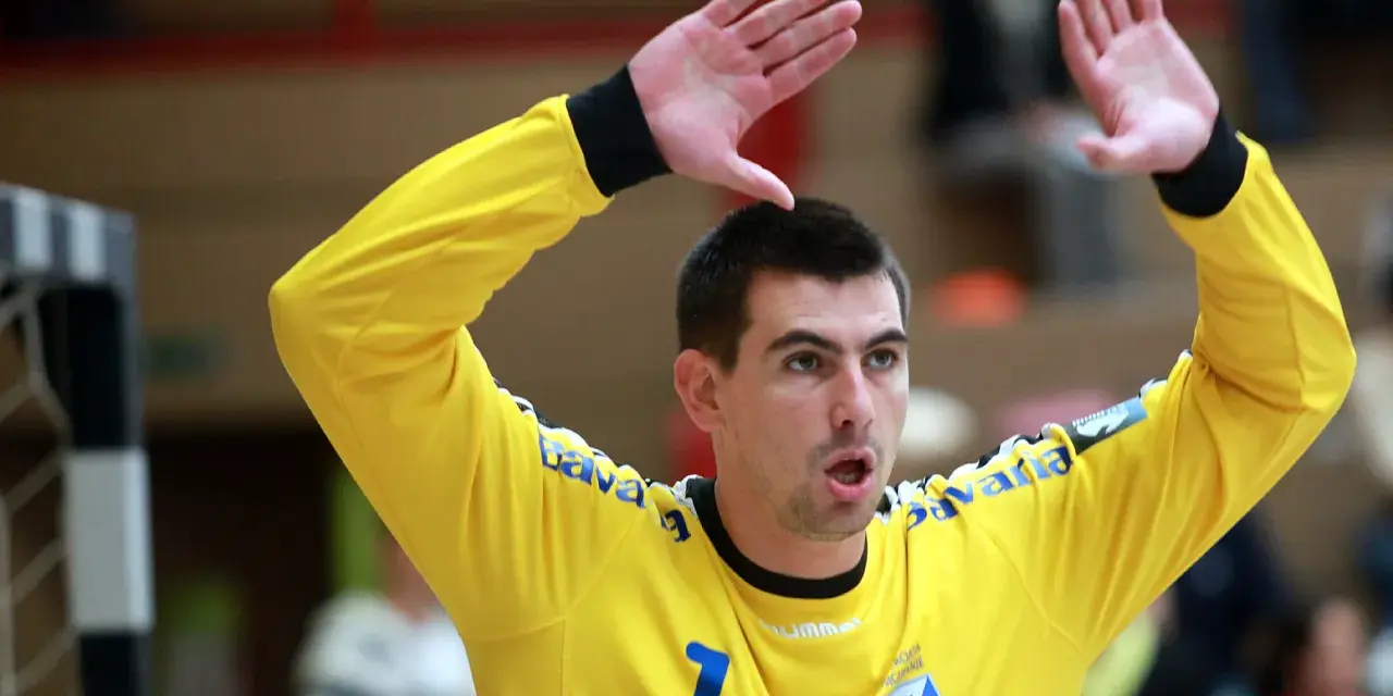Bramkarz Marin Sego w żółtej koszulce z numerem 7 broni bramki.