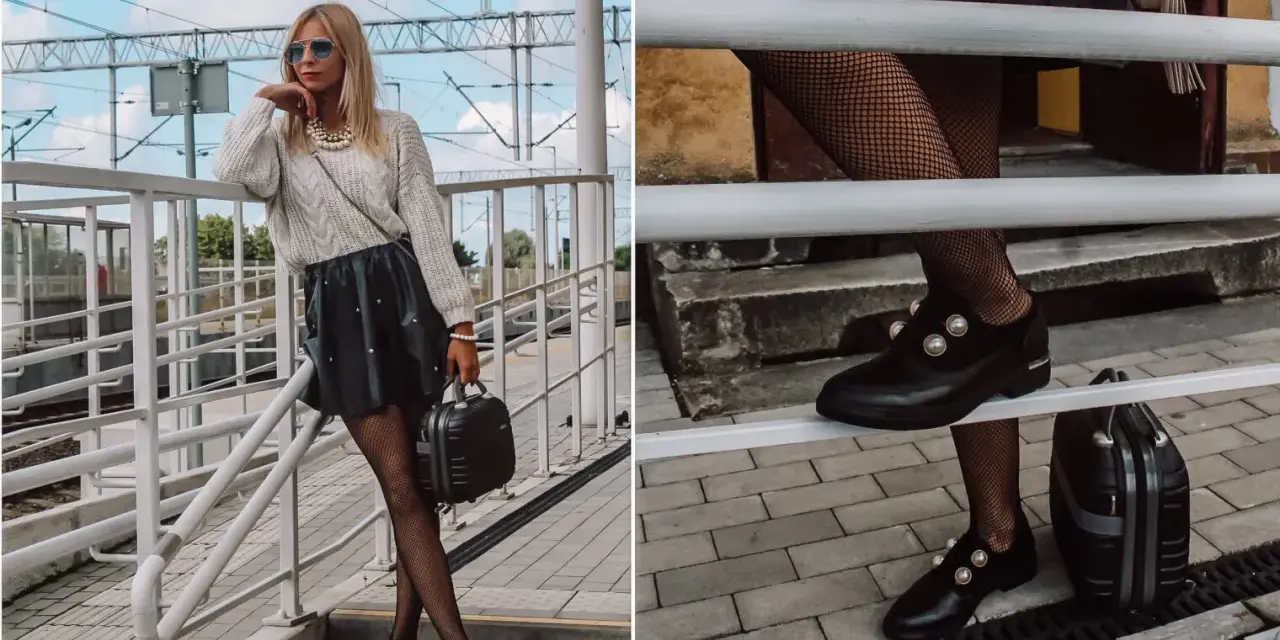 Stylizacja z czarną spódniczką i swetrem. Czy mokasyny pasują do sukienki? Tak, te ozdobione perłami świetnie uzupełniają look.
