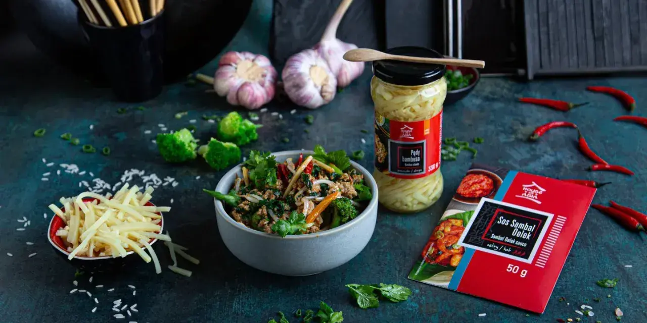 Pyszne warzywa po azjatycku z pędami bambusa i sosem sambal oelek. Idealne danie dla miłośników ostrych smaków.