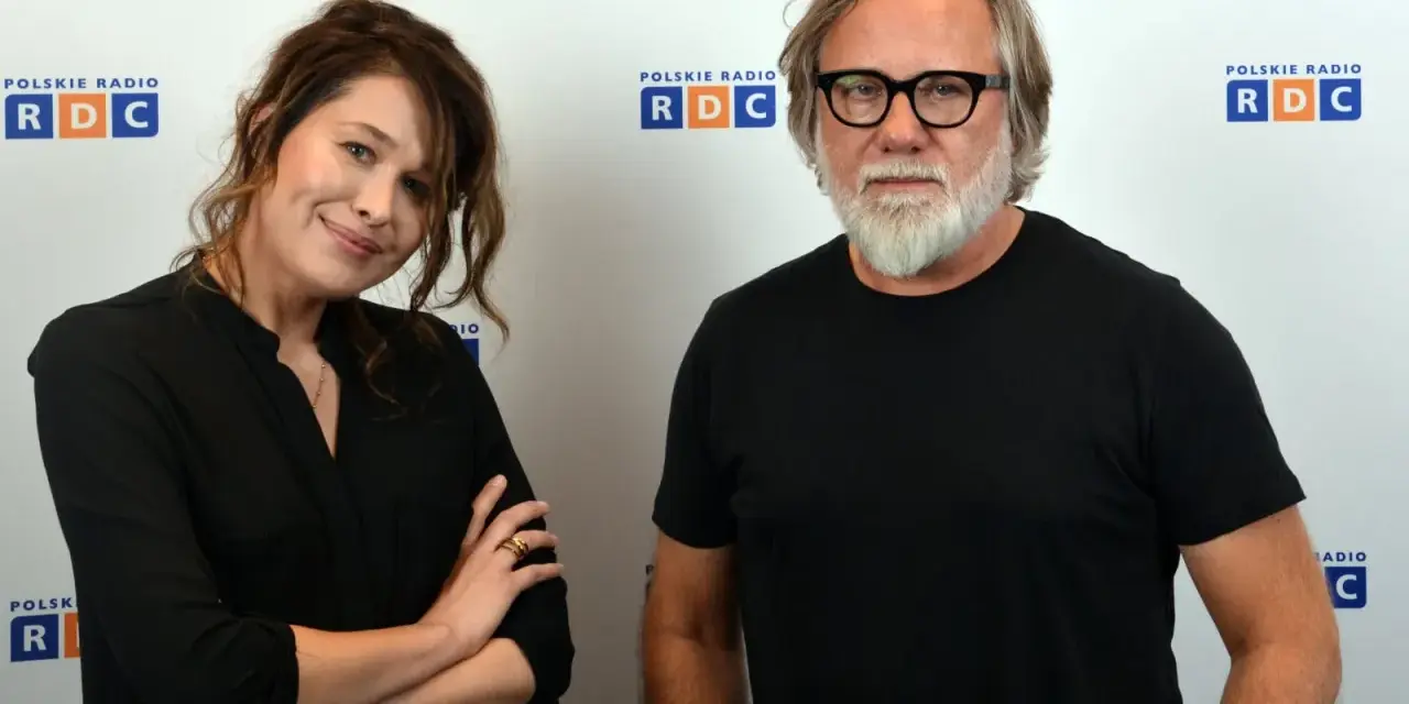 Jadwiga Juczkowicz i mężczyzna w okularach przed logo Polskiego Radia RDC.