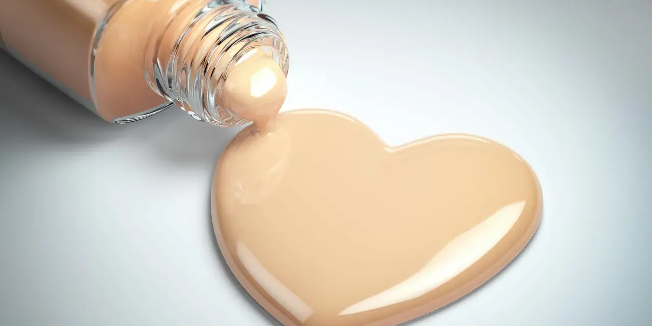 Goutte de fond de teint en forme de cœur, idéale pour savoir comment choisir son fond de teint.