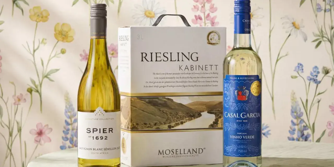 Tre flaskor vitt vin och en bag-in-box med Riesling står uppdukade. Perfekt vin till midsommar!