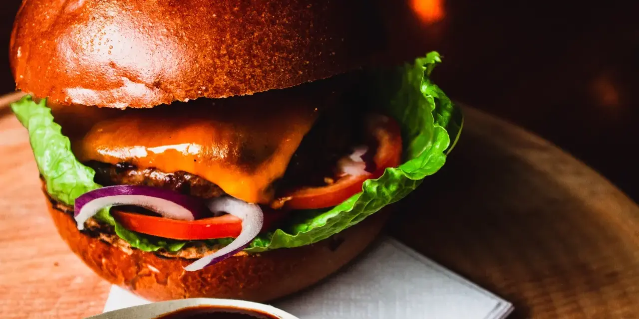 Jakie dodatki do burgera sprawią, że poczujesz ich wyjątkowy smak?
