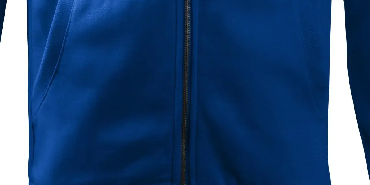 Dettaglio di una felpa con cappuccio blu royal, con zip e tasca a marsupio.