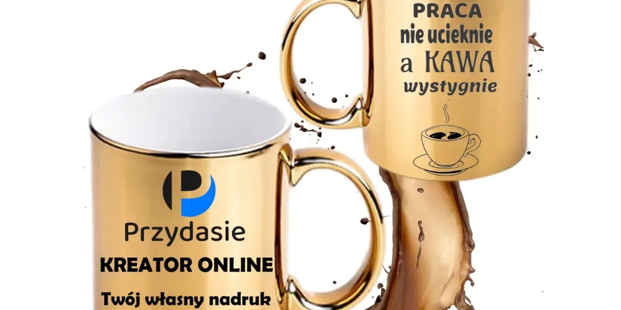 Dwa złote kubki z nadrukami, jeden z napisem "Praca nie ucieknie, a kawa wystygnie", drugi z logo i tekstem.