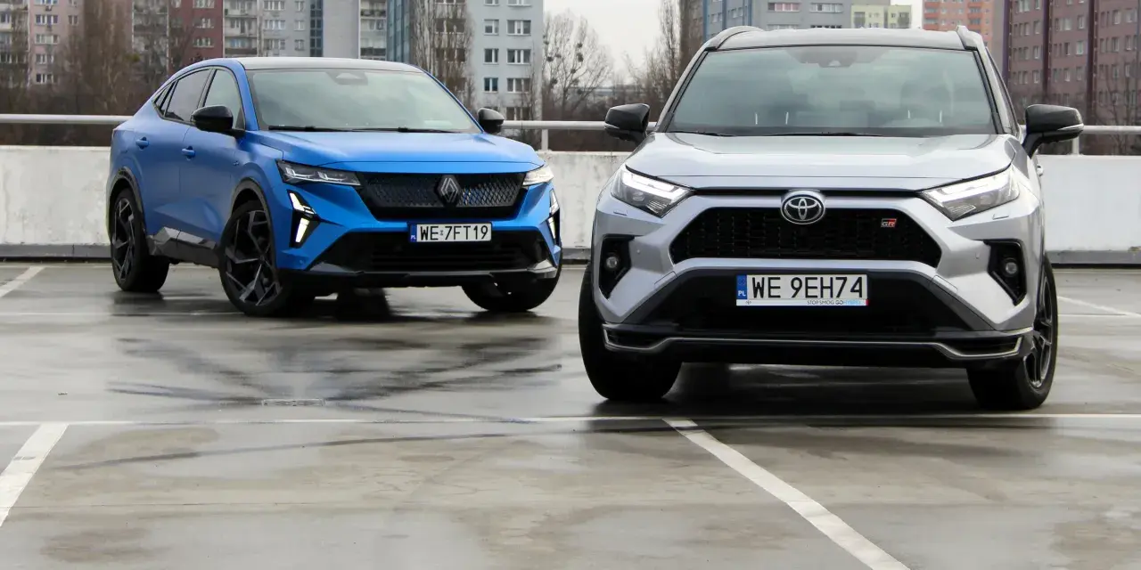 Niebieski i srebrny SUV, jedne z najlepszych aut, stoją na mokrym parkingu.