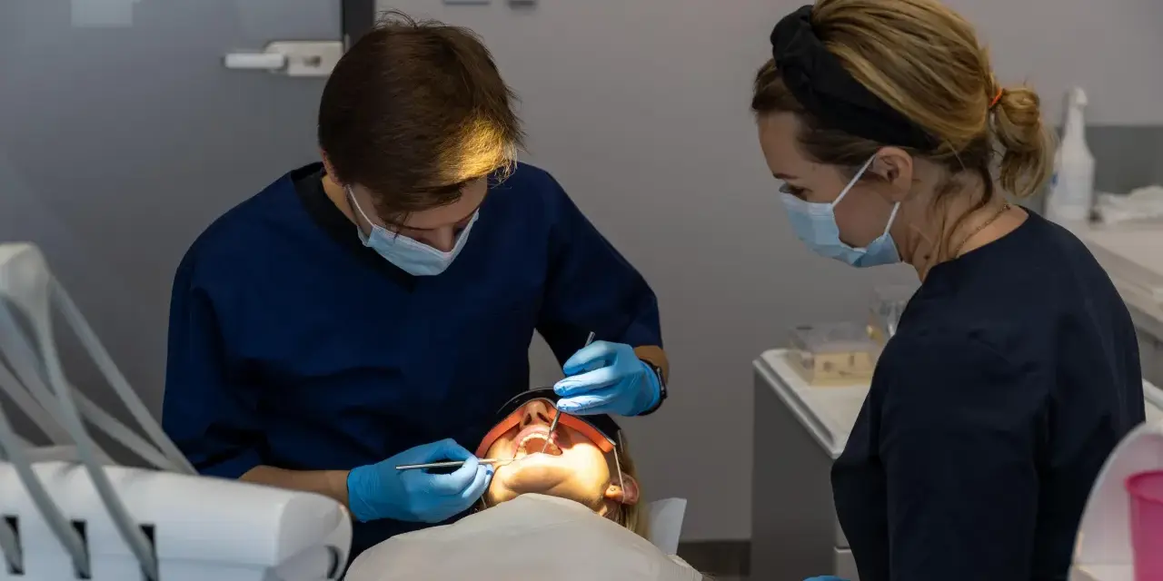 Znieczulenie u dentysty: Ile godzin drętwienia? Wszystko, co musisz wiedzieć